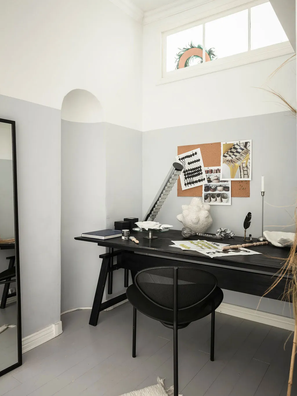 Salle de séjour blanche et cuisine en acier inoxydable : appartement à Gétouborg (73 m²) - Gallery image 31