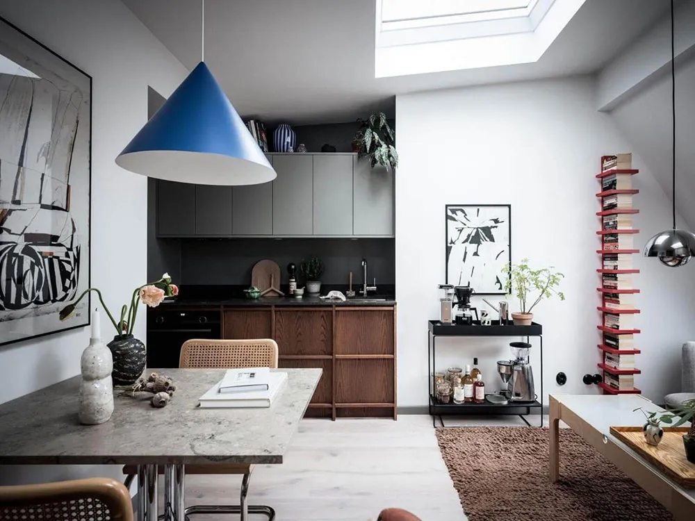 Mały szwedzki loft z mansardowymi oknami i ceglany ścianą (30 m²) - Gallery image 2