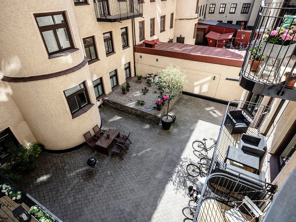 Salle de séjour blanche et cuisine en acier inoxydable : appartement à Gétouborg (73 m²) - Gallery image 34