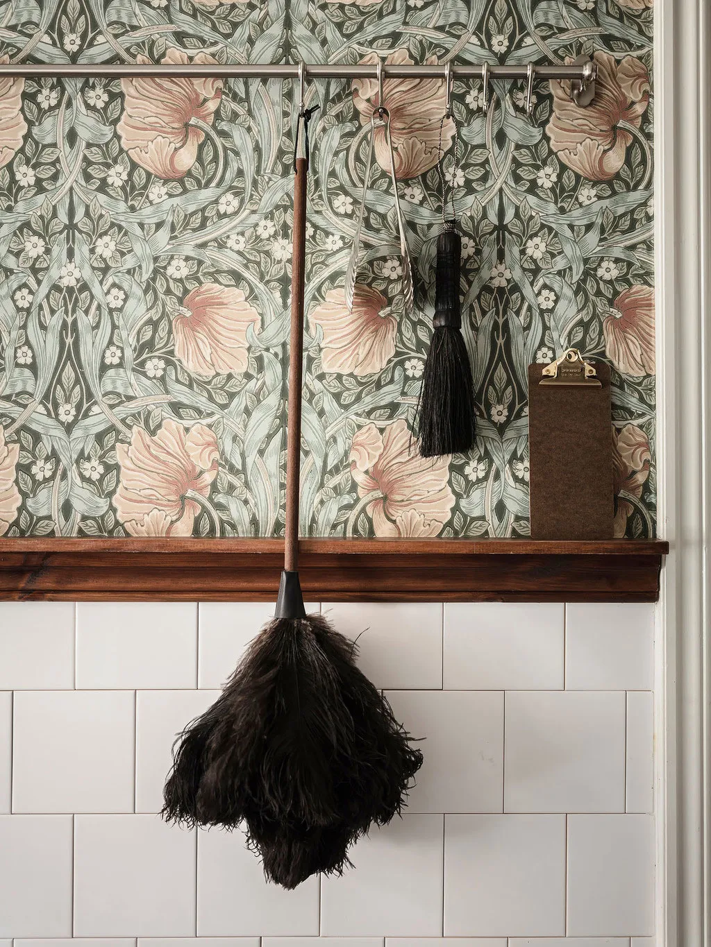 Salle de séjour blanche et cuisine en acier inoxydable : appartement à Gétouborg (73 m²) - Gallery image 15