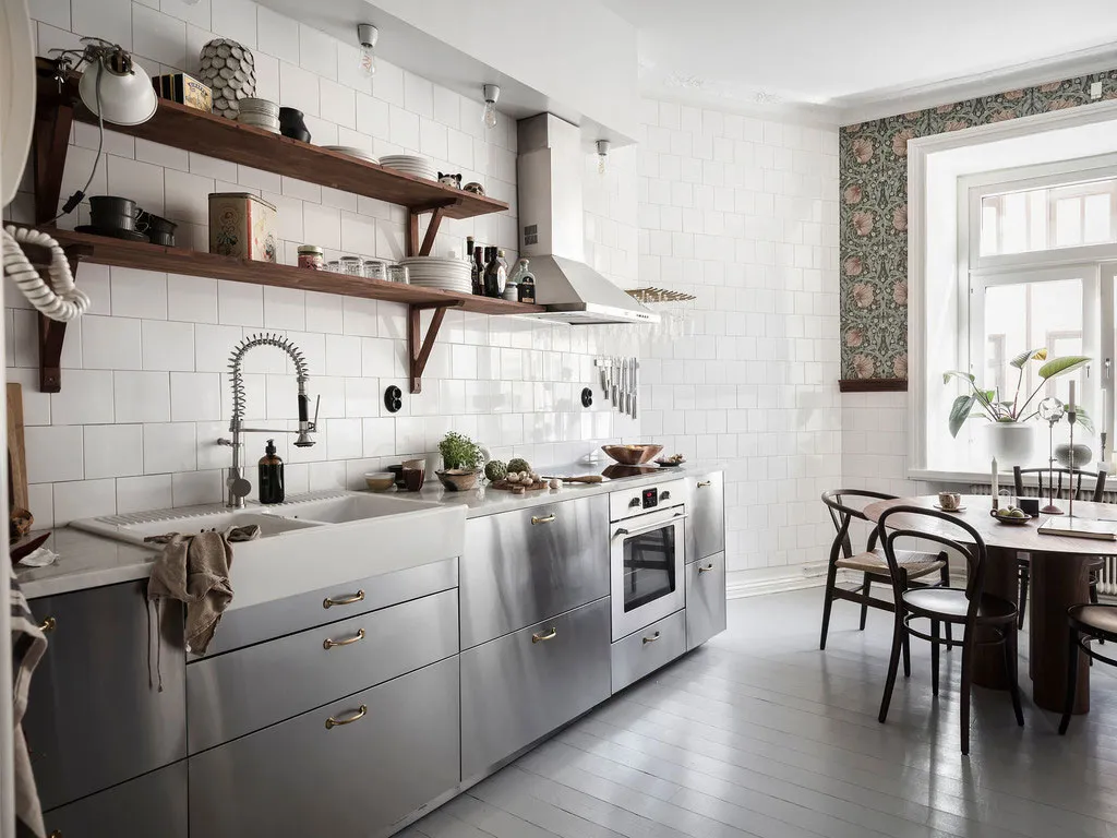 Salle de séjour blanche et cuisine en acier inoxydable : appartement à Gétouborg (73 m²) - Gallery image 12