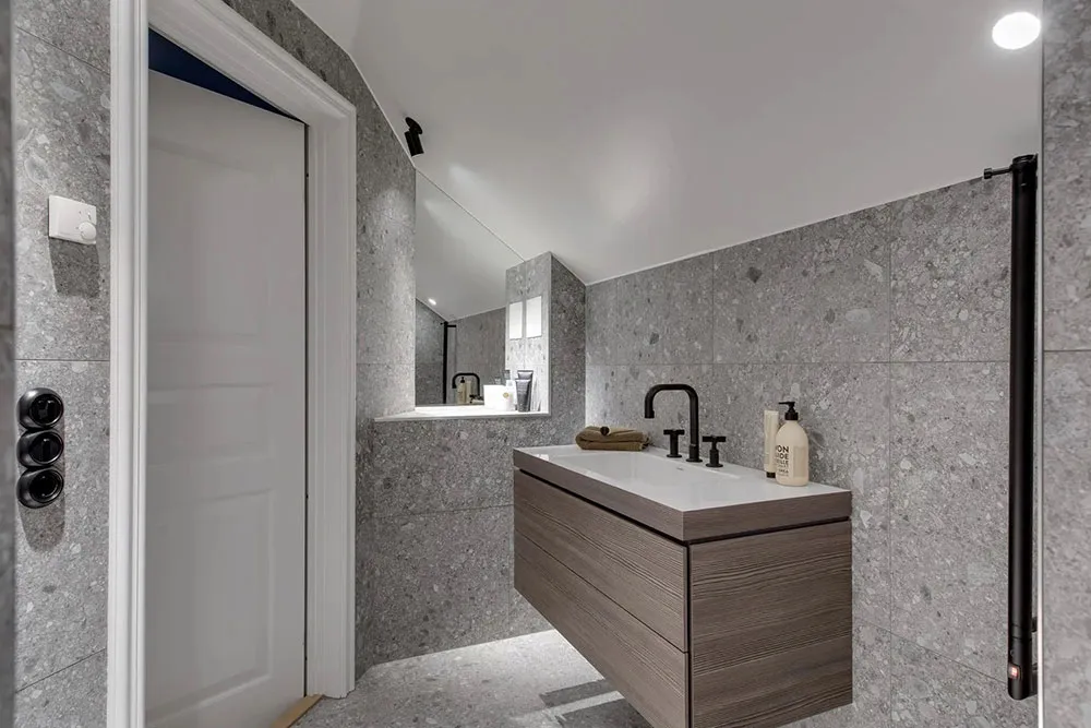 Zweiter Licht und elegantes Design: Überraschender Interior eines ländlichen Kottedgs in Schweden - Gallery image 24