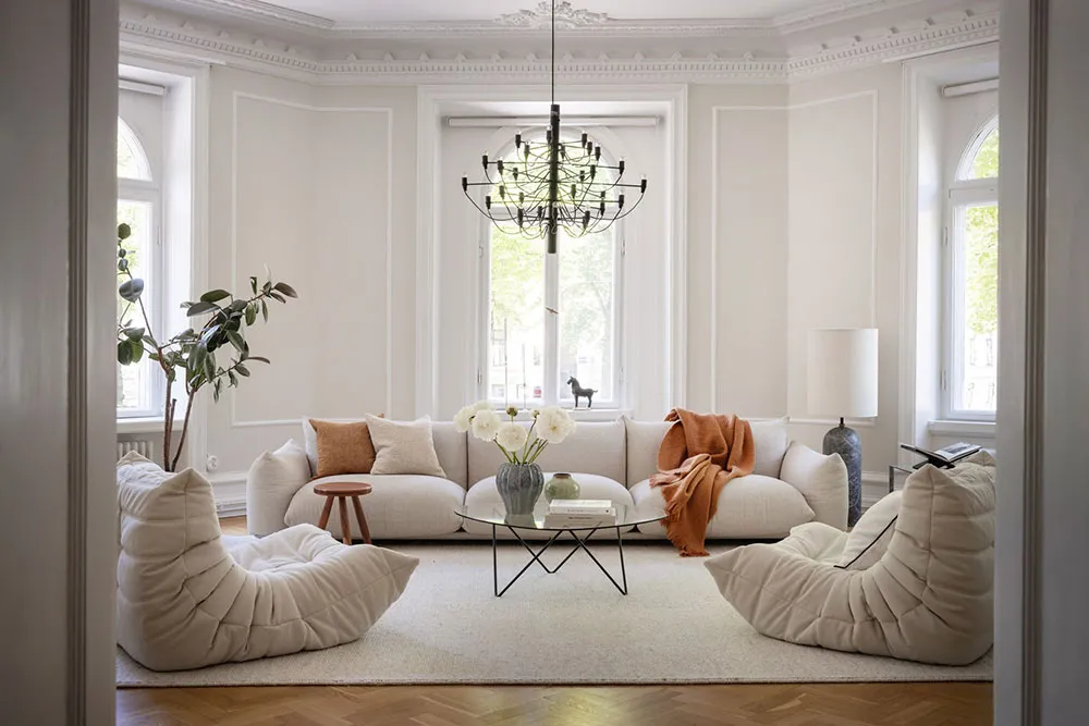 प्रभावशाली मोल्डिंग एवं आधुनिक फर्नीचर: स्टॉकहोम में एक अपार्टमेंट - Gallery image 4