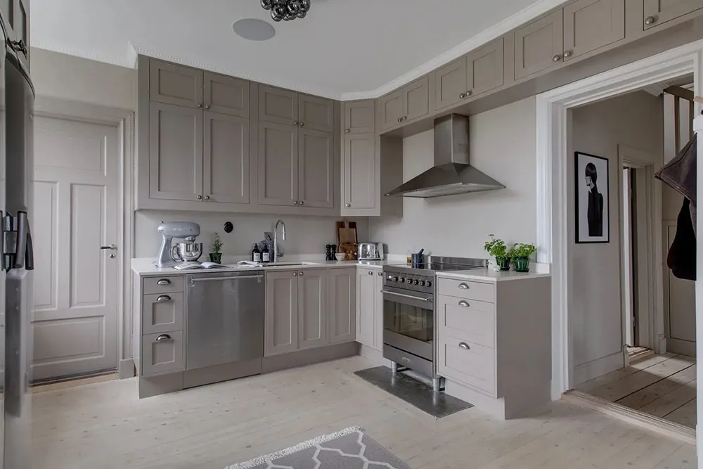 Zweiter Licht und elegantes Design: Überraschender Interior eines ländlichen Kottedgs in Schweden - Gallery image 14