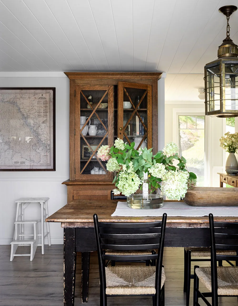 Interiores acogedores de una pequeña casa junto al lago Ontario - Gallery image 12