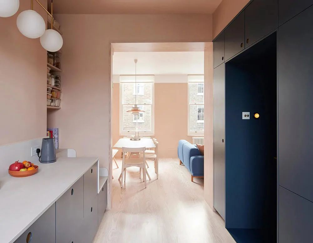 लंदन में गुलाबी एवं नीले रंग के टोन वाला आधुनिक अपार्टमेंट - Gallery image 9