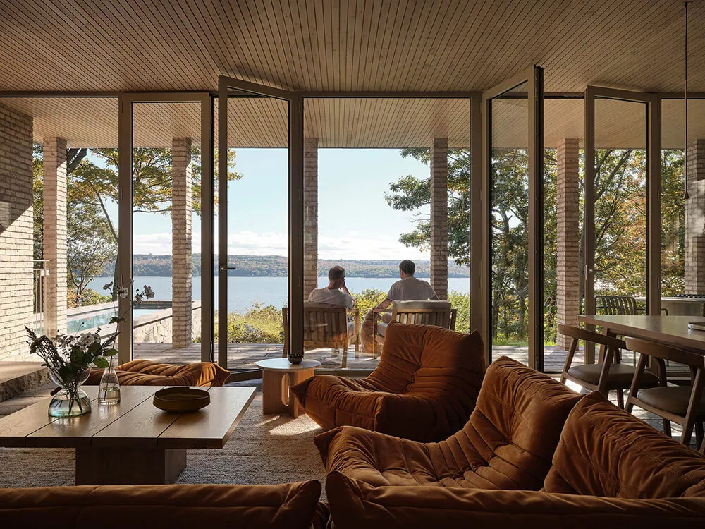Beauté du brique dans le design d'une maison au bord d'un lac au Canada - Gallery image 3