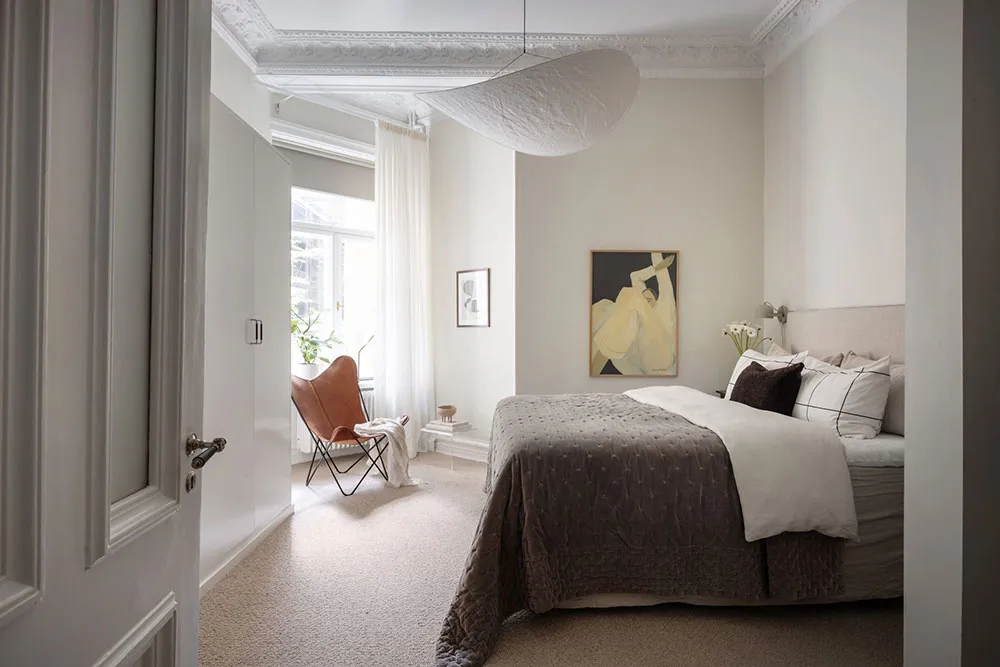 प्रभावशाली मोल्डिंग एवं आधुनिक फर्नीचर: स्टॉकहोम में एक अपार्टमेंट - Gallery image 23