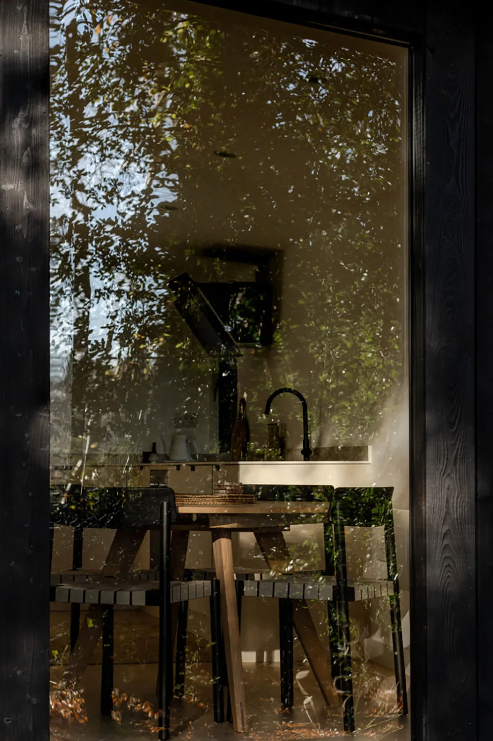 Czarny z zewnątrz i bardzo jasny w środku: nowoczesny domek w lesie w Anglii - Gallery image 16