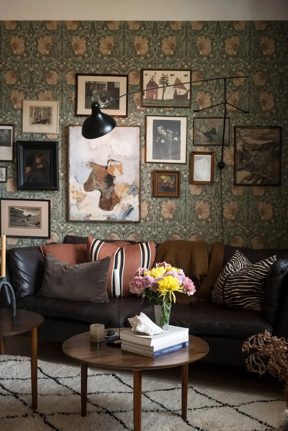 Aktywne tapety i mebel vintage: atmosferyczna mała apartament w Szwecji (50 m²) - Gallery image 1