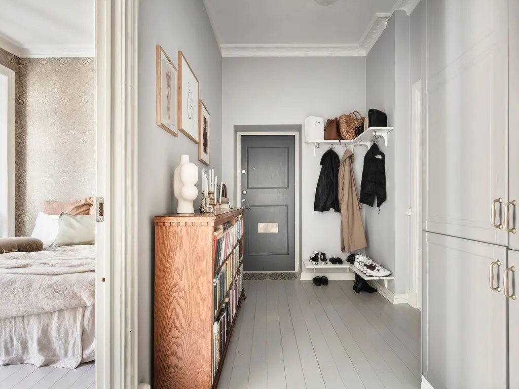 Salle de séjour blanche et cuisine en acier inoxydable : appartement à Gétouborg (73 m²) - Gallery image 30