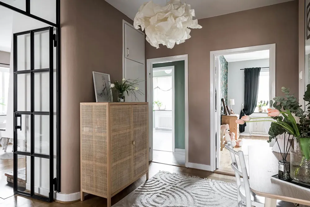 Appartement suédois cosy avec murs de café et mobilier vintage - Gallery image 8