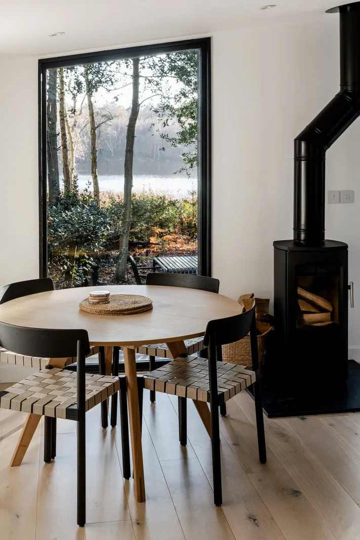Czarny z zewnątrz i bardzo jasny w środku: nowoczesny domek w lesie w Anglii - Gallery image 9