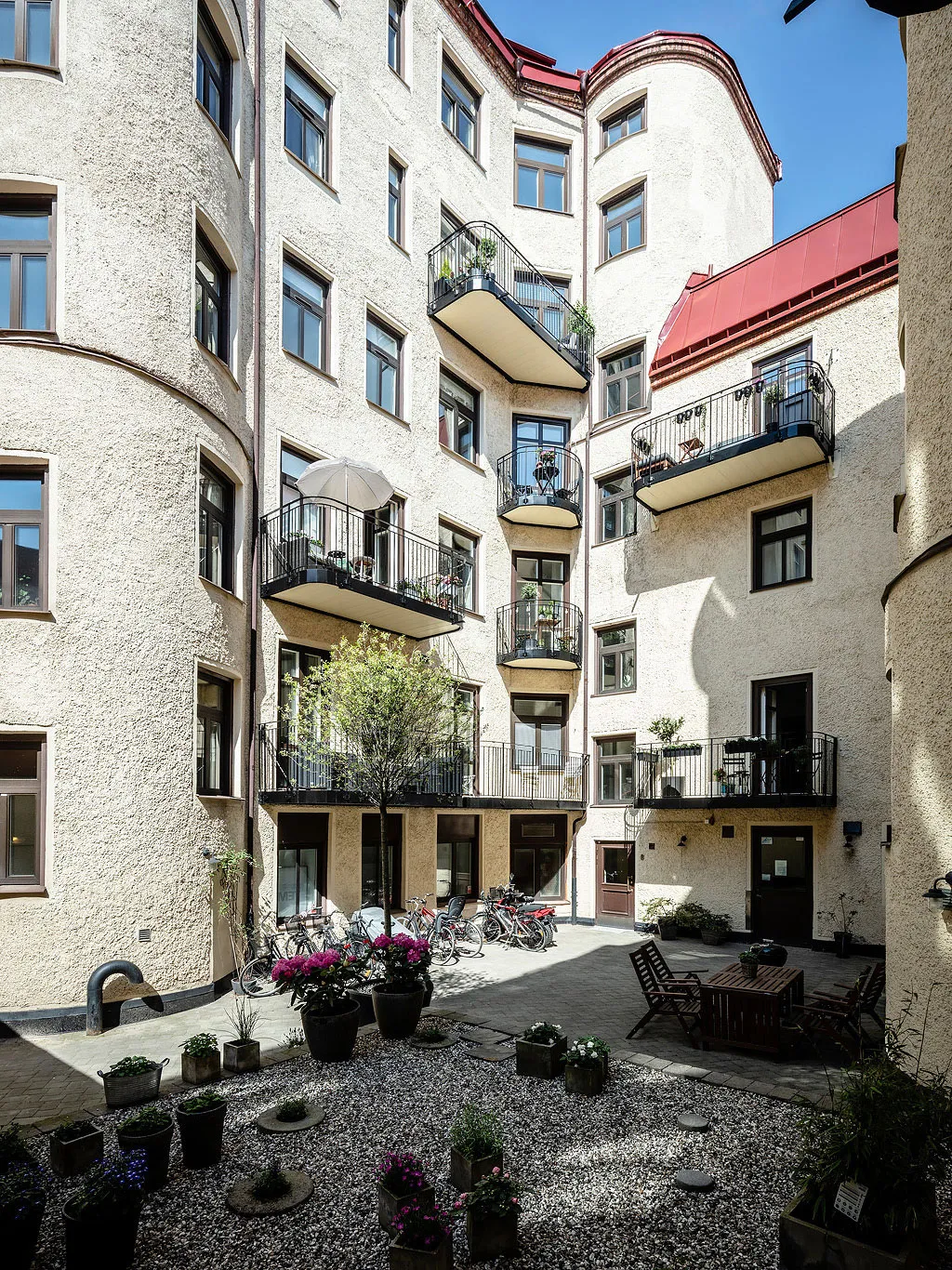 Salle de séjour blanche et cuisine en acier inoxydable : appartement à Gétouborg (73 m²) - Gallery image 35