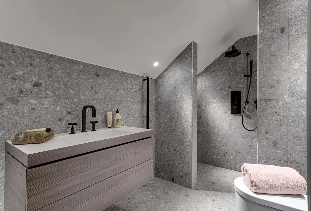 Zweiter Licht und elegantes Design: Überraschender Interior eines ländlichen Kottedgs in Schweden - Gallery image 25