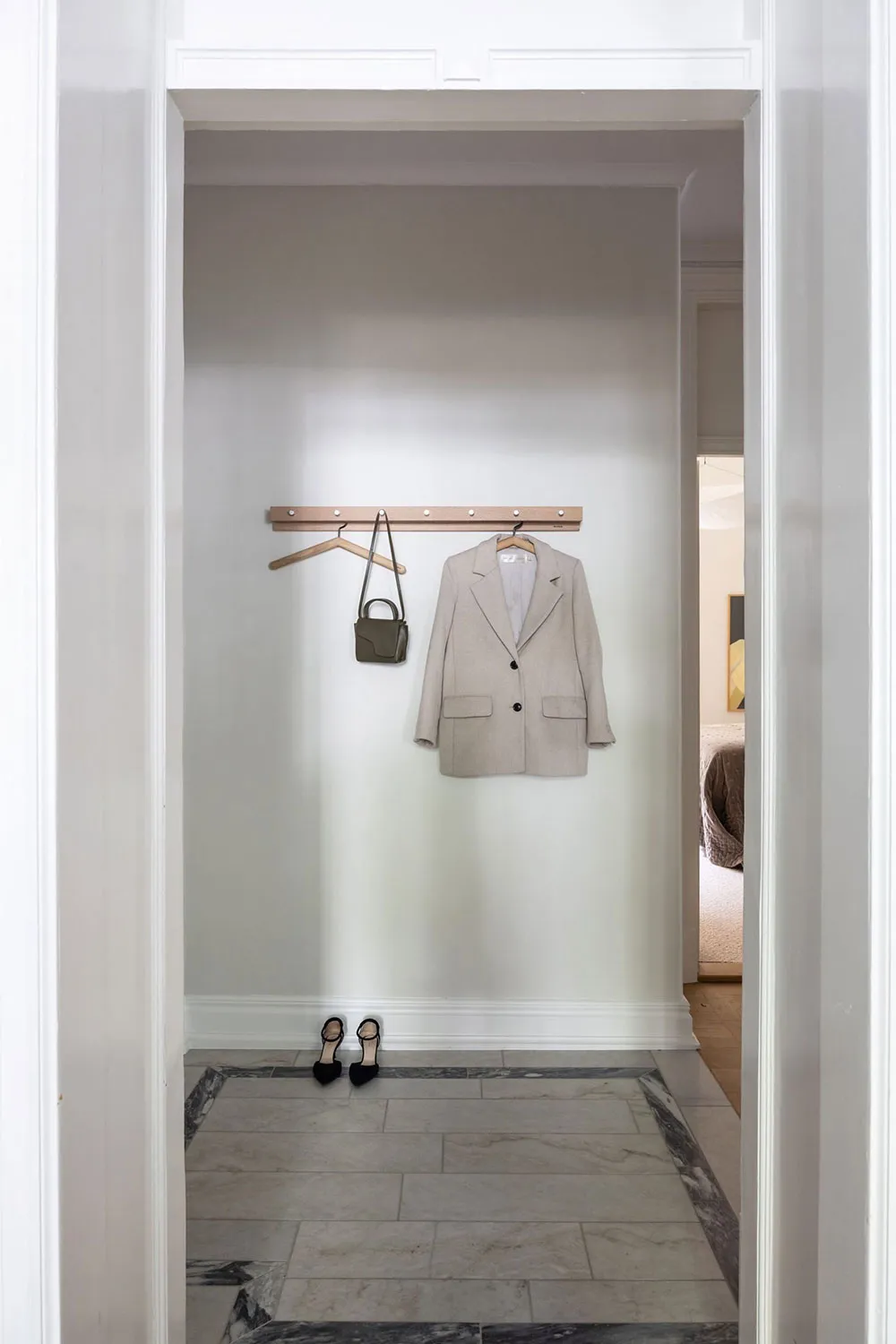 प्रभावशाली मोल्डिंग एवं आधुनिक फर्नीचर: स्टॉकहोम में एक अपार्टमेंट - Gallery image 30