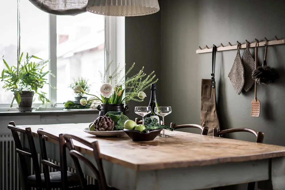 Appartement suédois cosy avec murs de café et mobilier vintage - Gallery image 9