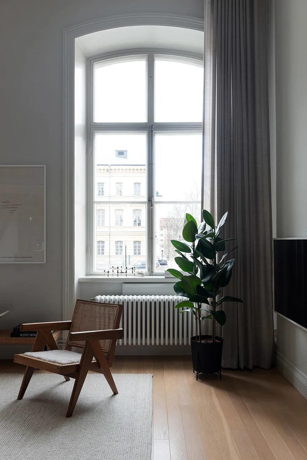 Светлый лофт со вторым светом и стильными тёмными акцентами в декоре (56 кв. м) - Gallery image 4