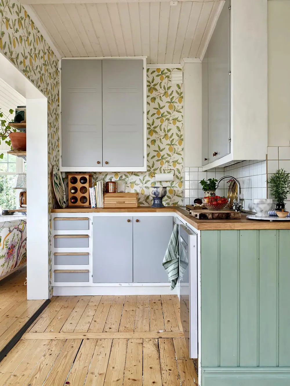 Diseños coloridos con estampados en una encantadora casa de campo sueca - Gallery image 8