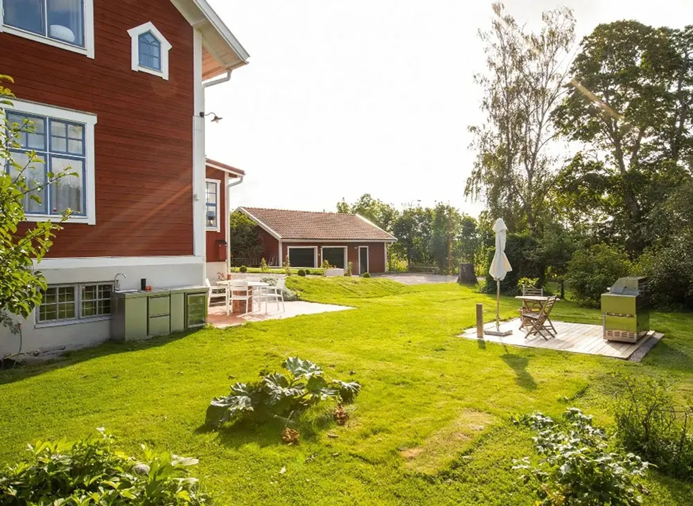 Zweiter Licht und elegantes Design: Überraschender Interior eines ländlichen Kottedgs in Schweden - Gallery image 36