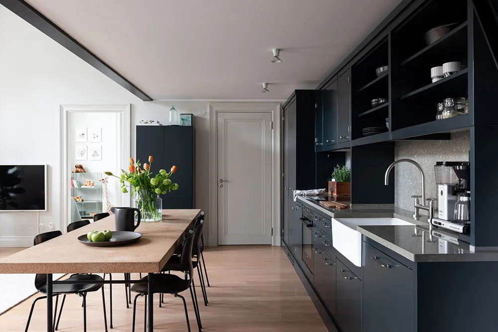 Светлый лофт со вторым светом и стильными тёмными акцентами в декоре (56 кв. м) - Gallery image 3