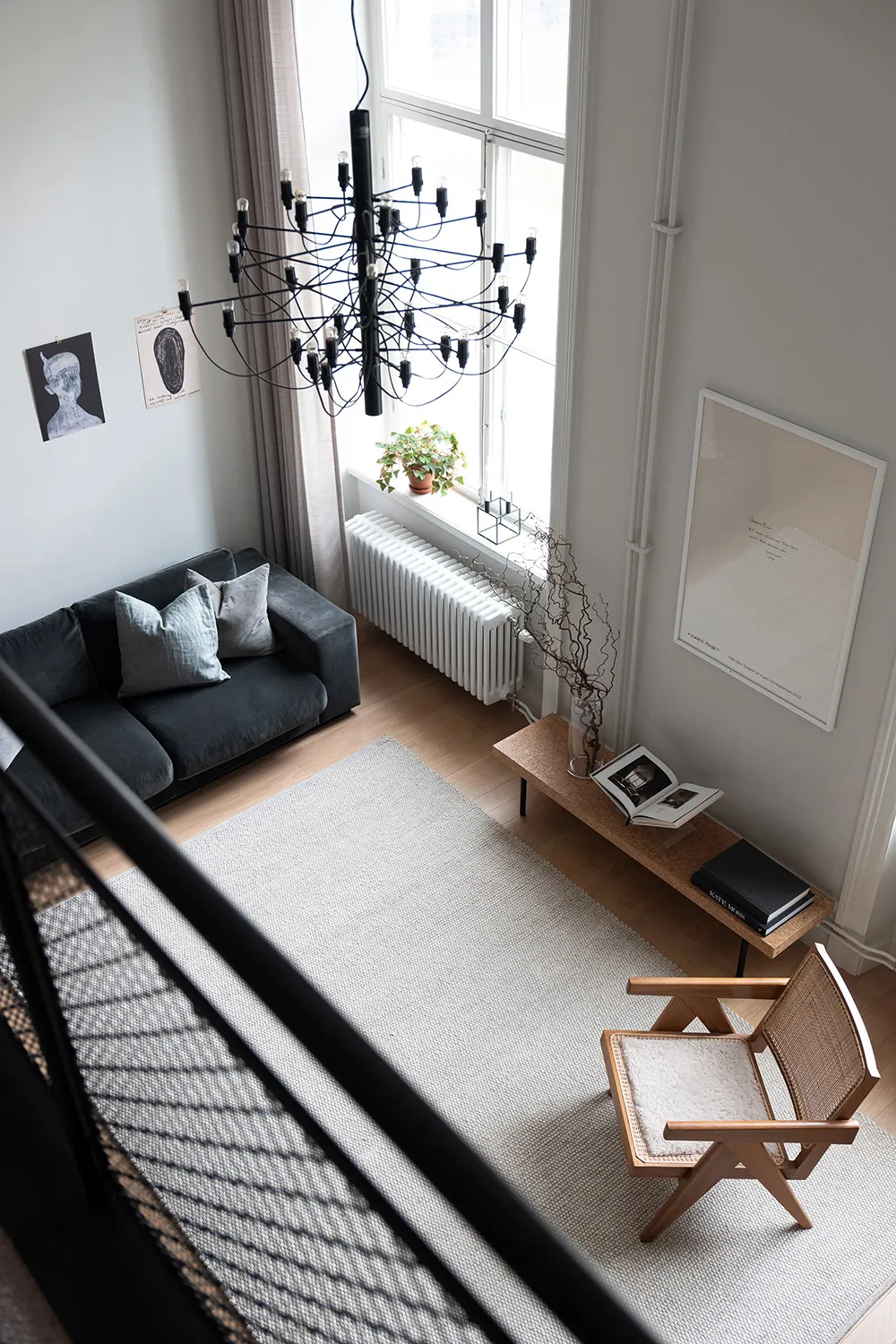 Светлый лофт со вторым светом и стильными тёмными акцентами в декоре (56 кв. м) - Gallery image 26