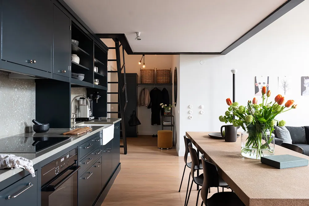 Светлый лофт со вторым светом и стильными тёмными акцентами в декоре (56 кв. м) - Gallery image 8