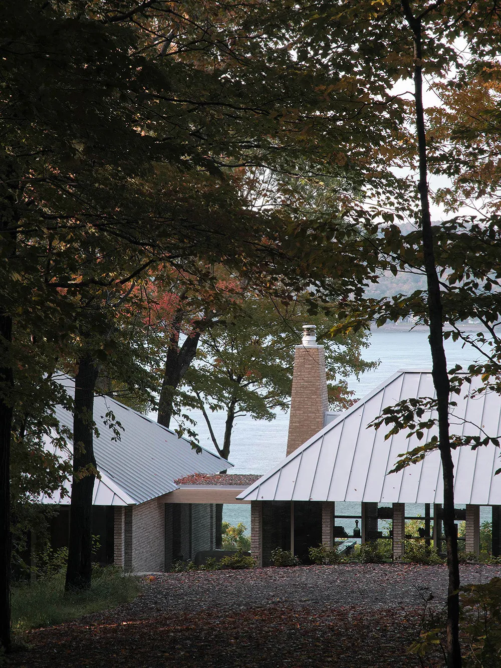 Beauté du brique dans le design d'une maison au bord d'un lac au Canada - Gallery image 1