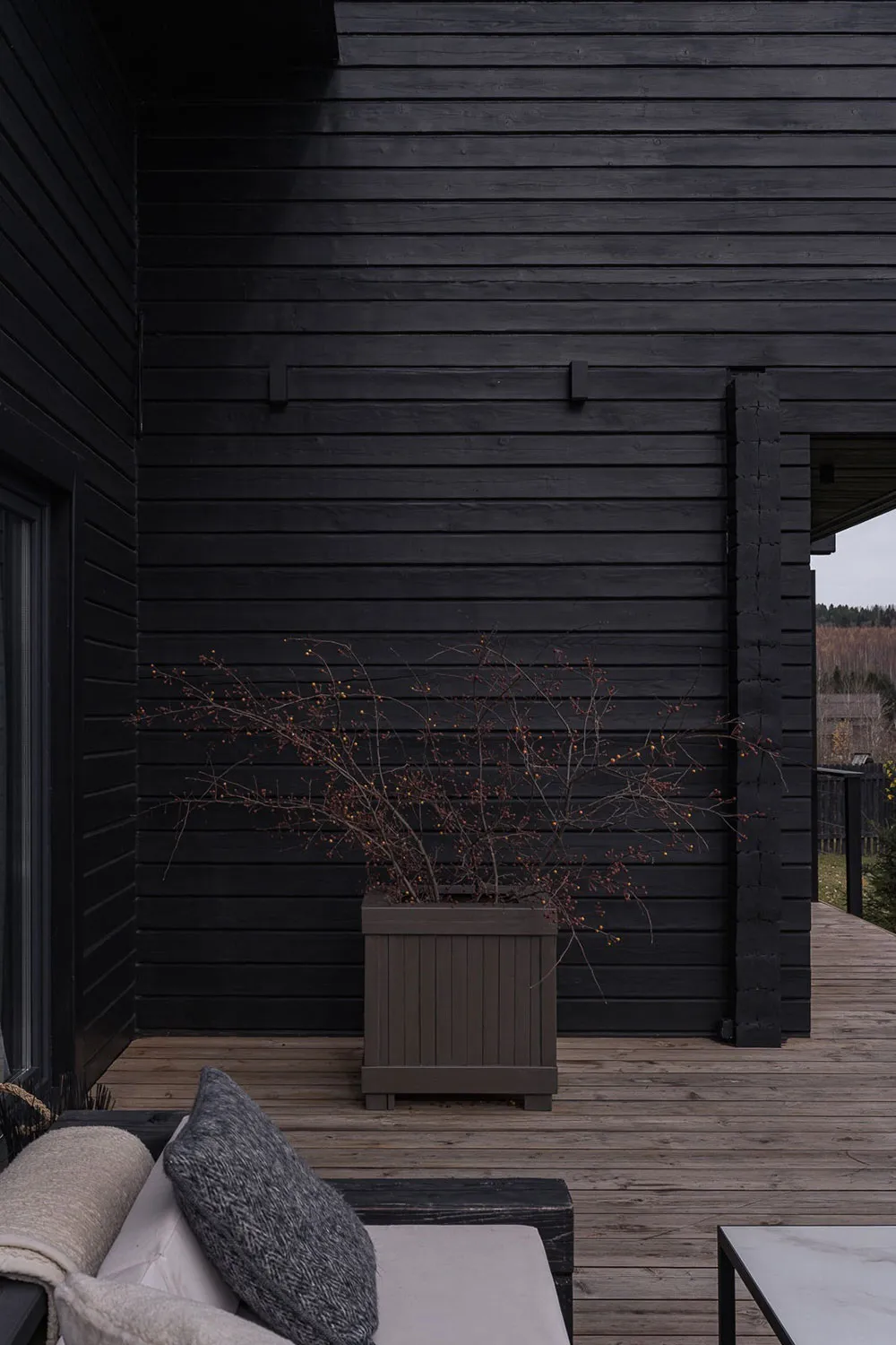 Hölzerner Designer-Cottage mit Interieurs in dunklen Tönen in der Perm Region (240 qm) - 15