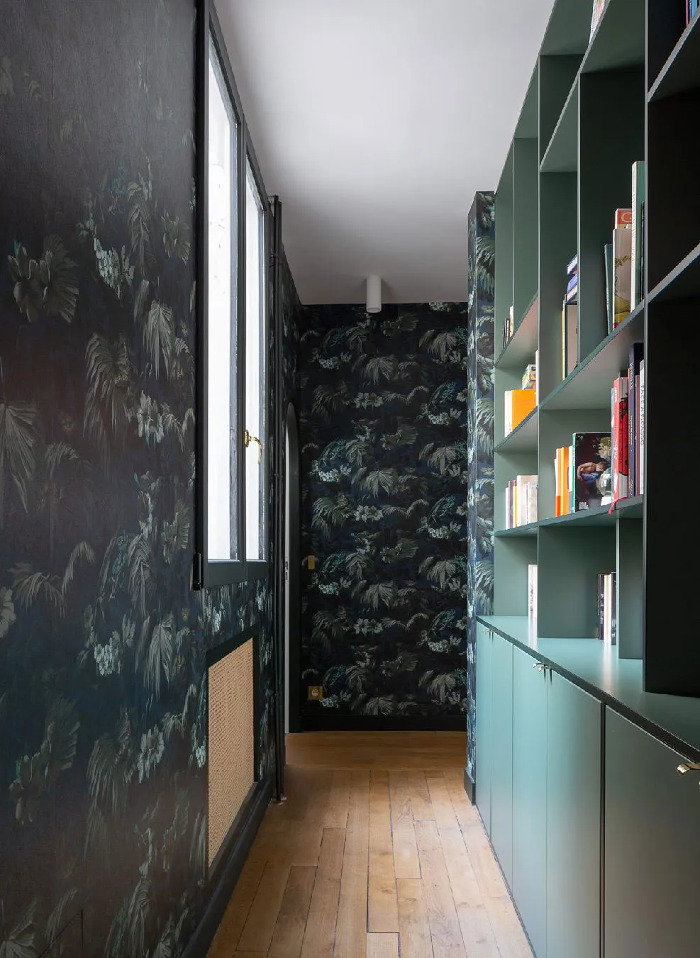 Арки и оттенки зелёного: квартира в Париже - Gallery image 17