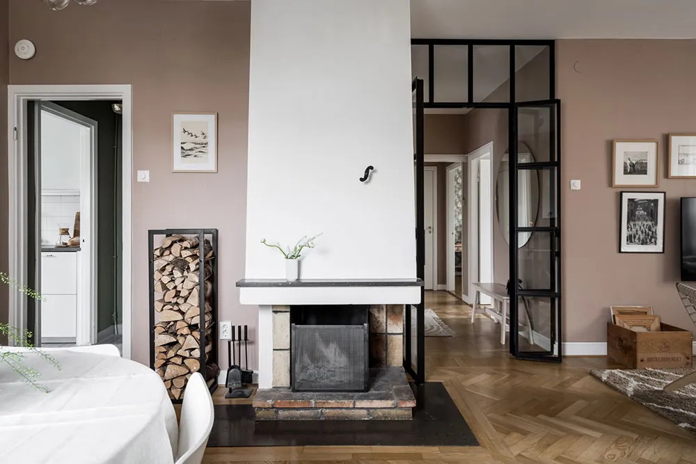 Appartement suédois cosy avec murs de café et mobilier vintage - Gallery image 5