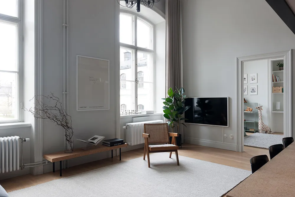 Светлый лофт со вторым светом и стильными тёмными акцентами в декоре (56 кв. м) - Gallery image 12