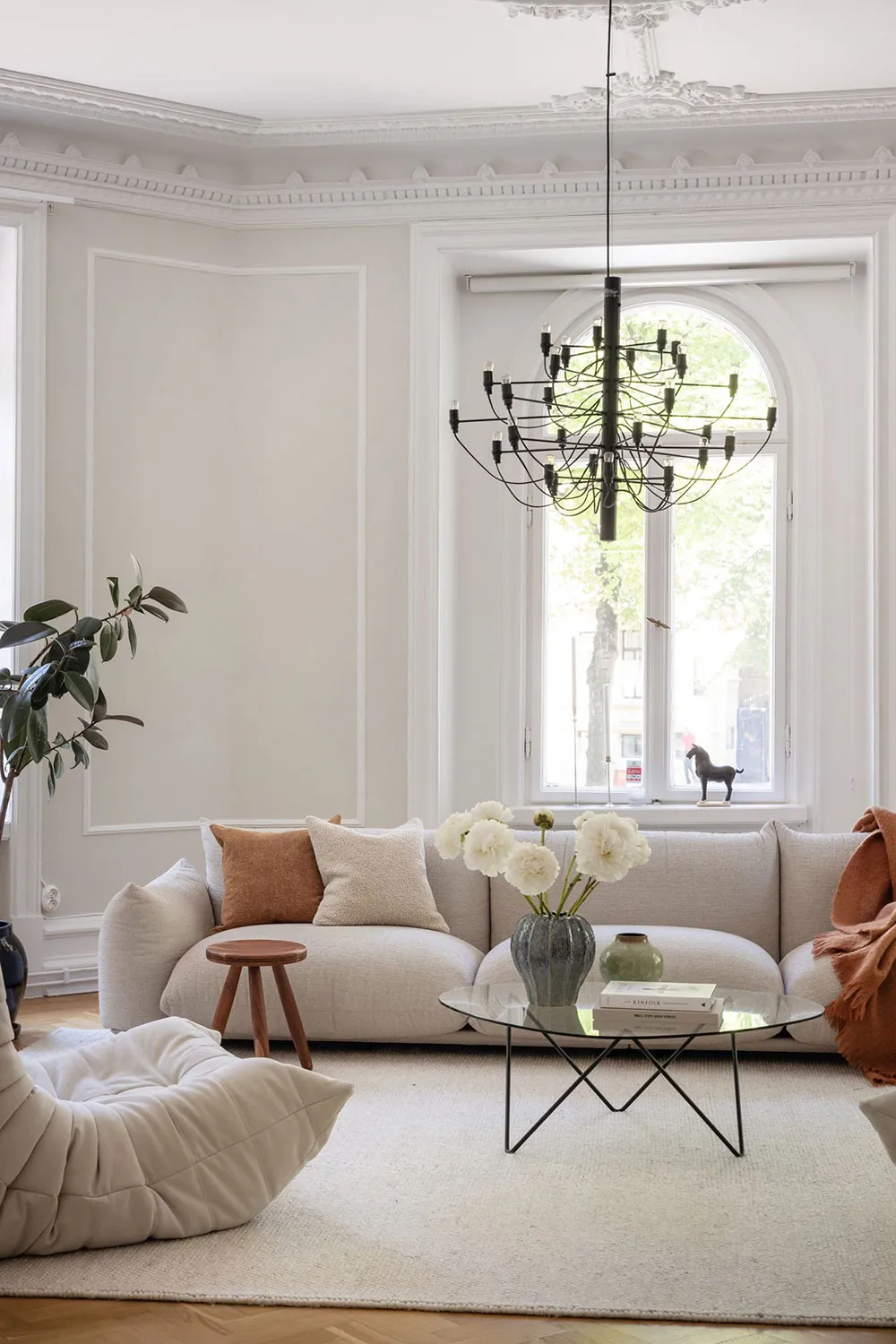 प्रभावशाली मोल्डिंग एवं आधुनिक फर्नीचर: स्टॉकहोम में एक अपार्टमेंट - Gallery image 1