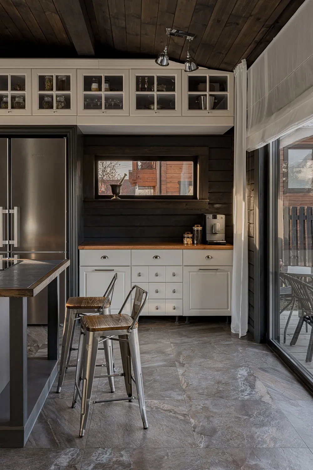 Hölzerner Designer-Cottage mit Interieurs in dunklen Tönen in der Perm Region (240 qm) - 6