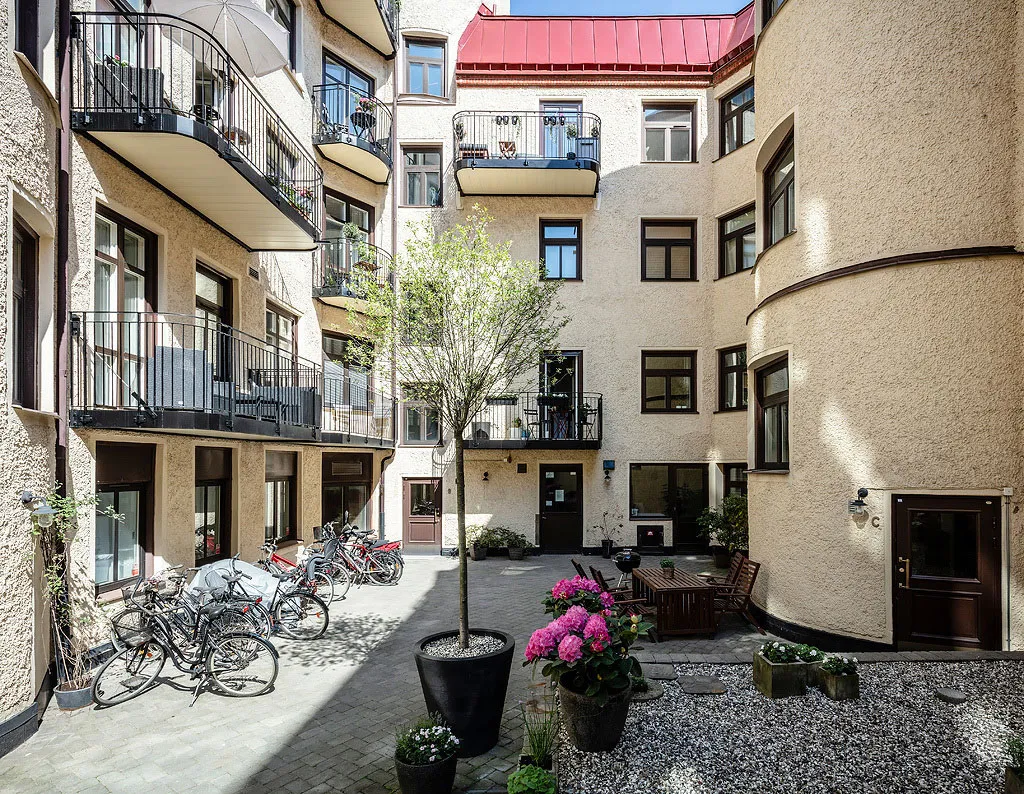Salle de séjour blanche et cuisine en acier inoxydable : appartement à Gétouborg (73 m²) - Gallery image 36