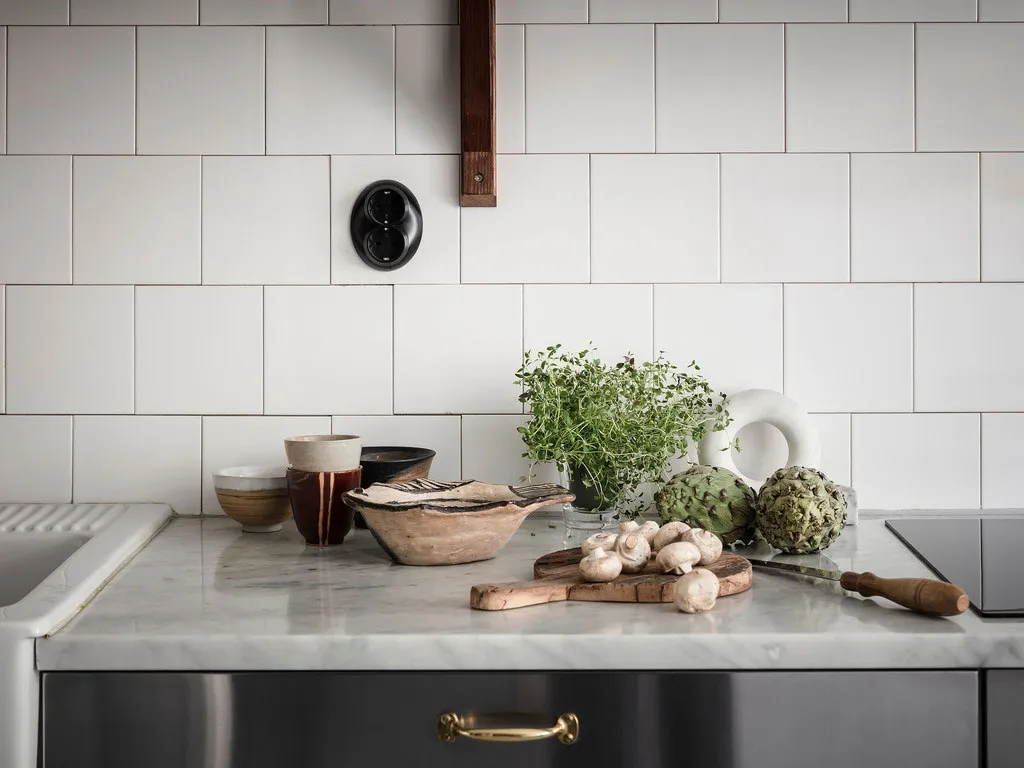 Salle de séjour blanche et cuisine en acier inoxydable : appartement à Gétouborg (73 m²) - Gallery image 10