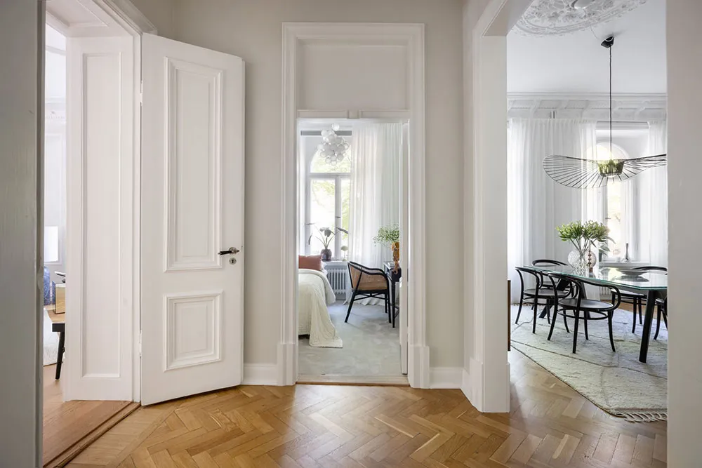 प्रभावशाली मोल्डिंग एवं आधुनिक फर्नीचर: स्टॉकहोम में एक अपार्टमेंट - Gallery image 11