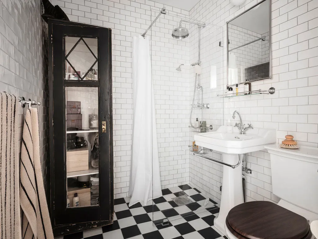 Salle de séjour blanche et cuisine en acier inoxydable : appartement à Gétouborg (73 m²) - Gallery image 28