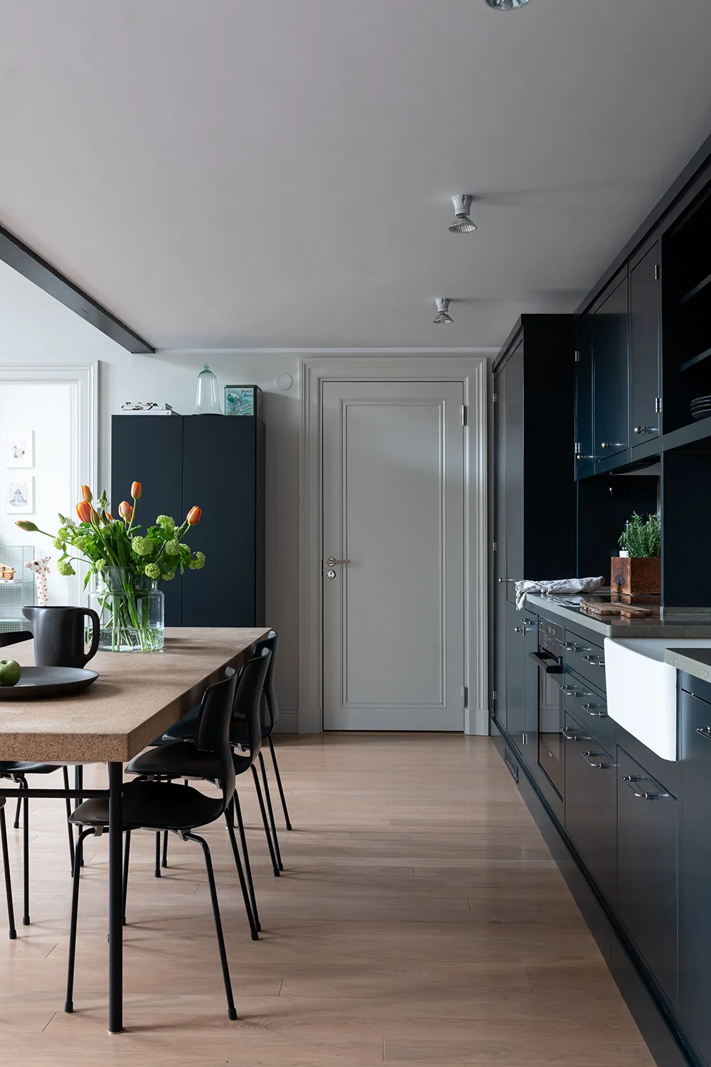 Светлый лофт со вторым светом и стильными тёмными акцентами в декоре (56 кв. м) - Gallery image 7