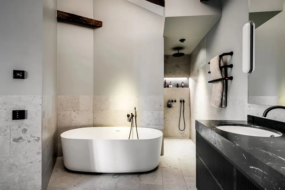 Стильный интерьер просторной мансардной квартиры в Стокгольме - Gallery image 15