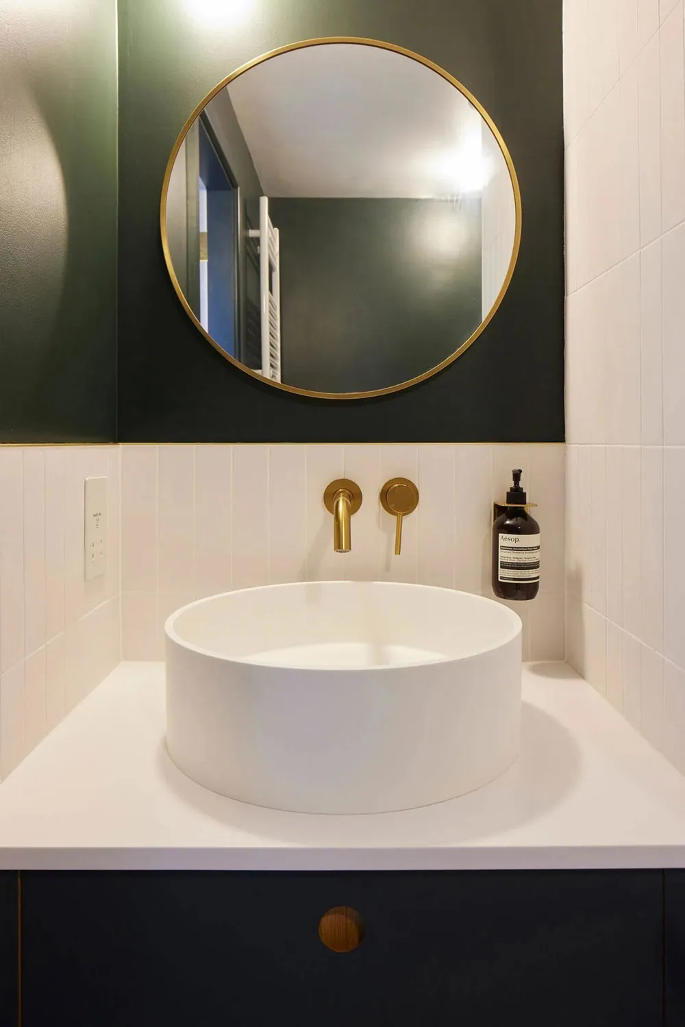 लंदन में गुलाबी एवं नीले रंग के टोन वाला आधुनिक अपार्टमेंट - Gallery image 17