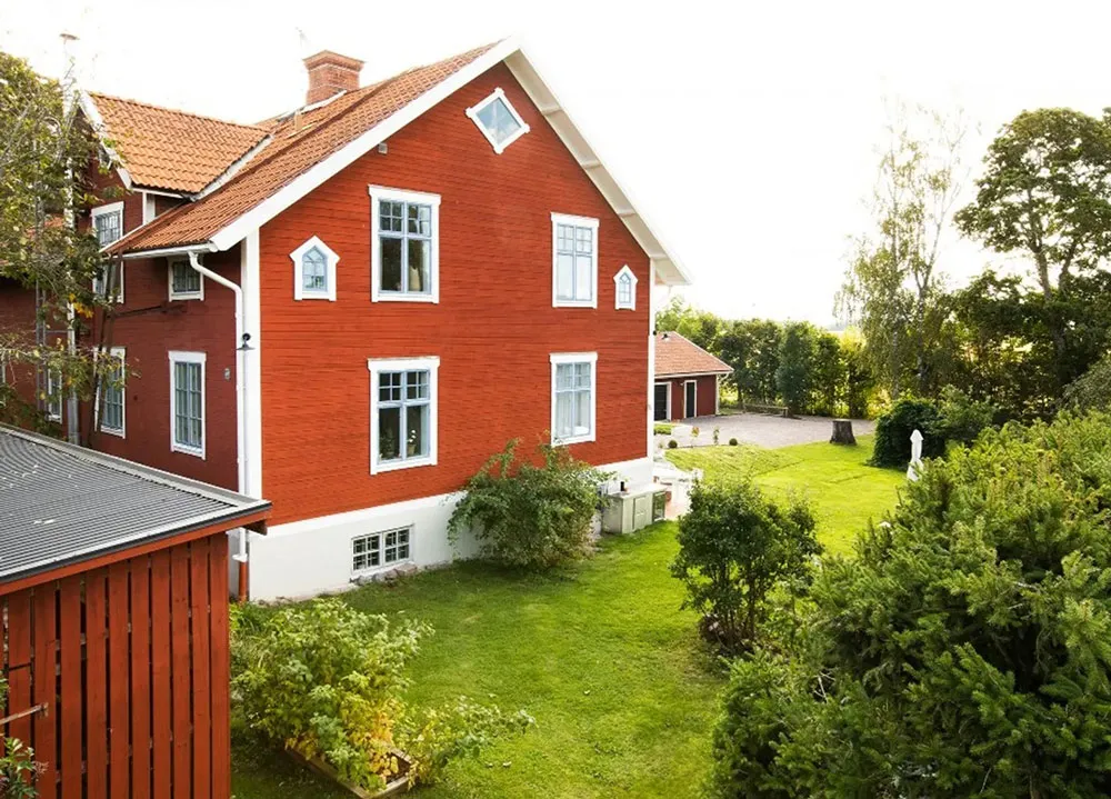 Zweiter Licht und elegantes Design: Überraschender Interior eines ländlichen Kottedgs in Schweden - Gallery image 33