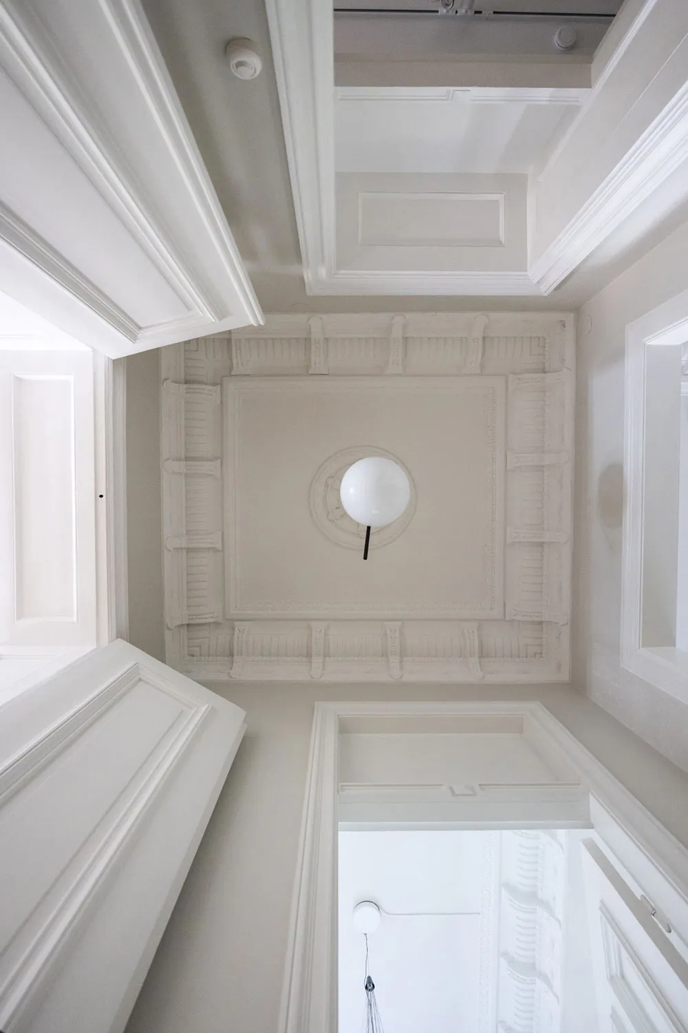 प्रभावशाली मोल्डिंग एवं आधुनिक फर्नीचर: स्टॉकहोम में एक अपार्टमेंट - Gallery image 29