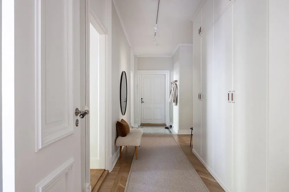 प्रभावशाली मोल्डिंग एवं आधुनिक फर्नीचर: स्टॉकहोम में एक अपार्टमेंट - Gallery image 25