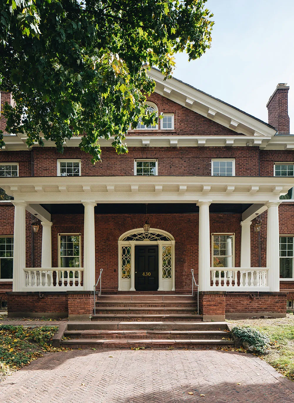 Magnifiques intérieurs d'une vaste résidence historique aux États-Unis - Gallery image 1