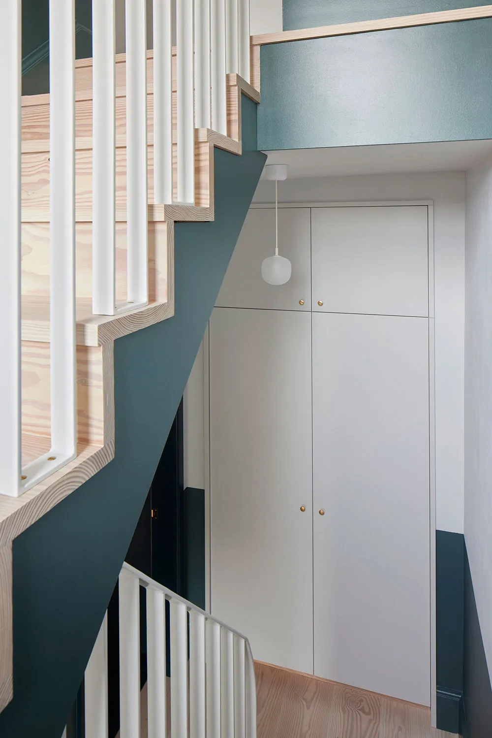 लंदन में गुलाबी एवं नीले रंग के टोन वाला आधुनिक अपार्टमेंट - Gallery image 13