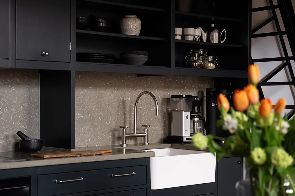 Светлый лофт со вторым светом и стильными тёмными акцентами в декоре (56 кв. м) - Gallery image 9