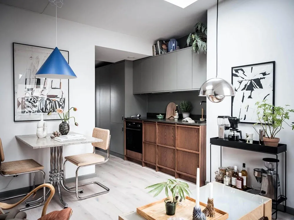 Mały szwedzki loft z mansardowymi oknami i ceglany ścianą (30 m²) - Gallery image 9