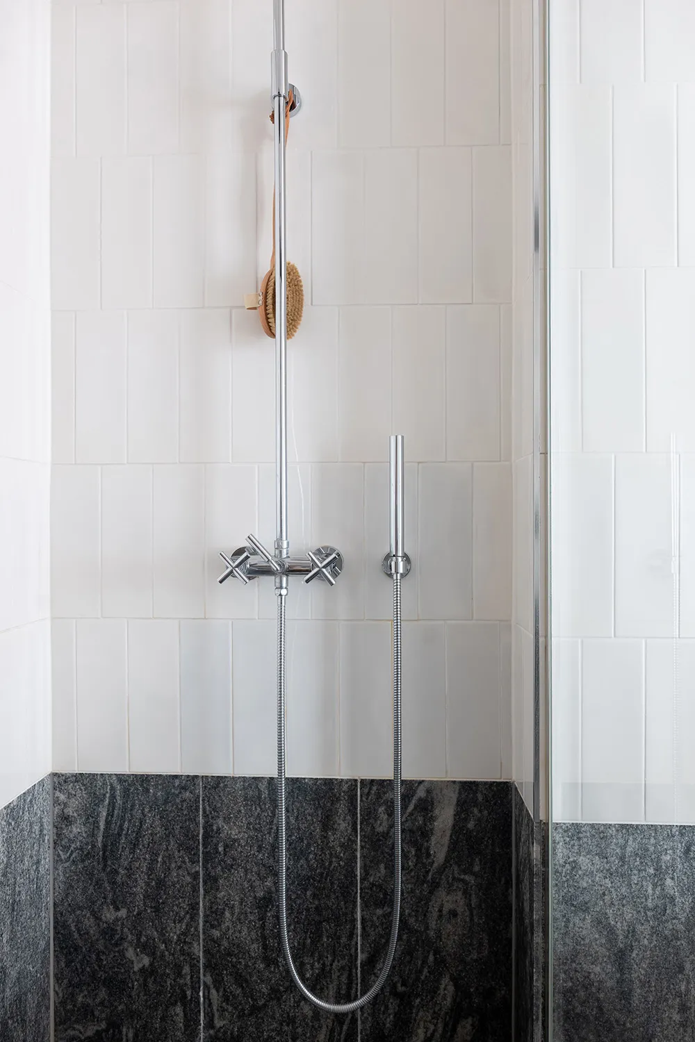 Светлый лофт со вторым светом и стильными тёмными акцентами в декоре (56 кв. м) - Gallery image 30