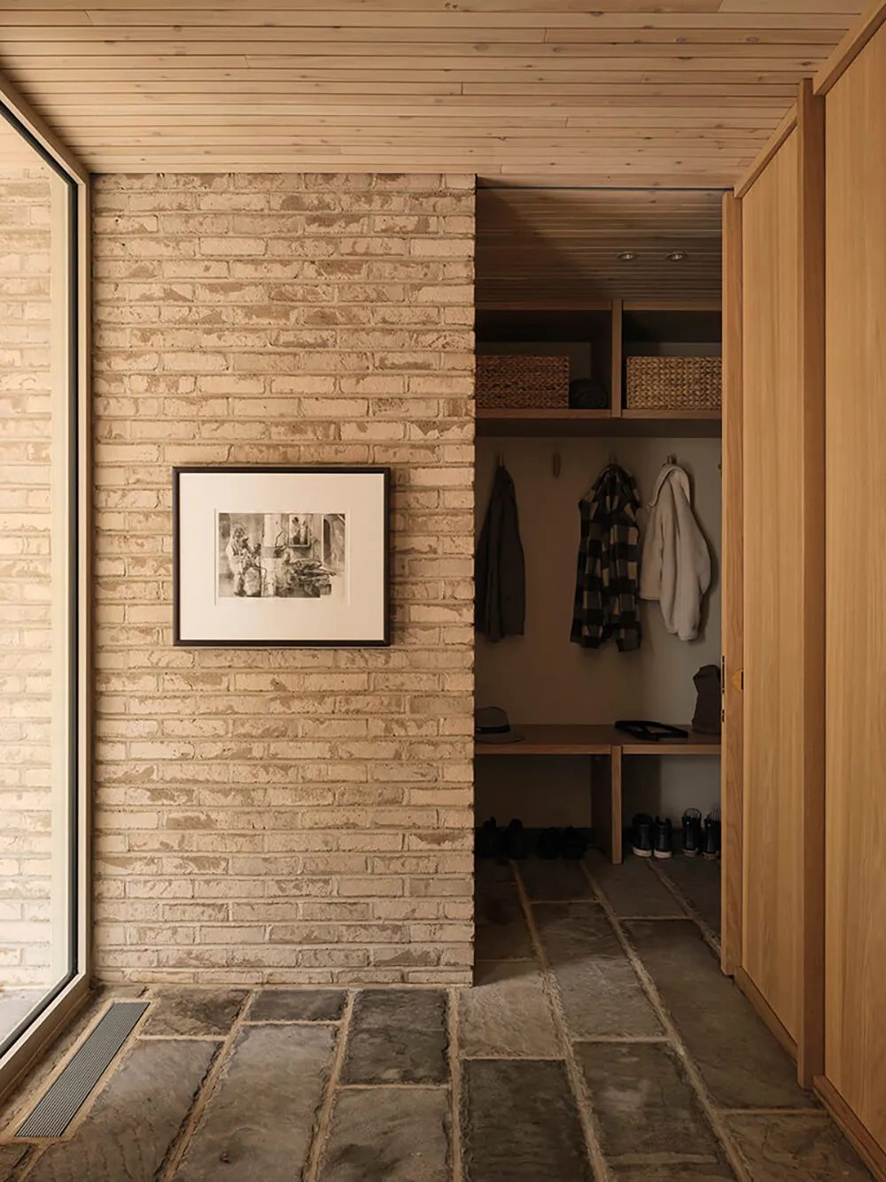 Beauté du brique dans le design d'une maison au bord d'un lac au Canada - Gallery image 10